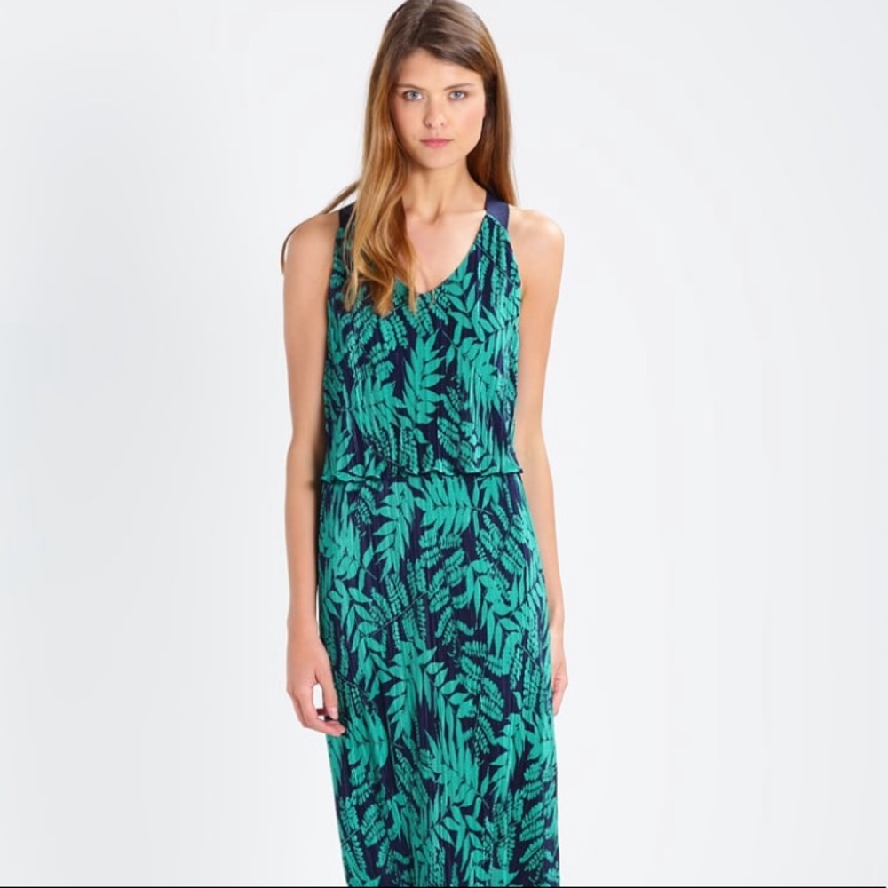 3/$30 🌸 Banana Republic Fern Print Pleated Dress